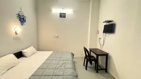 Room 4 desk and bed